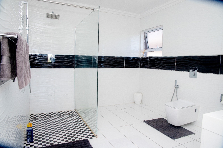 5 Bedroom Property for Sale in Beacon Bay Eastern Cape